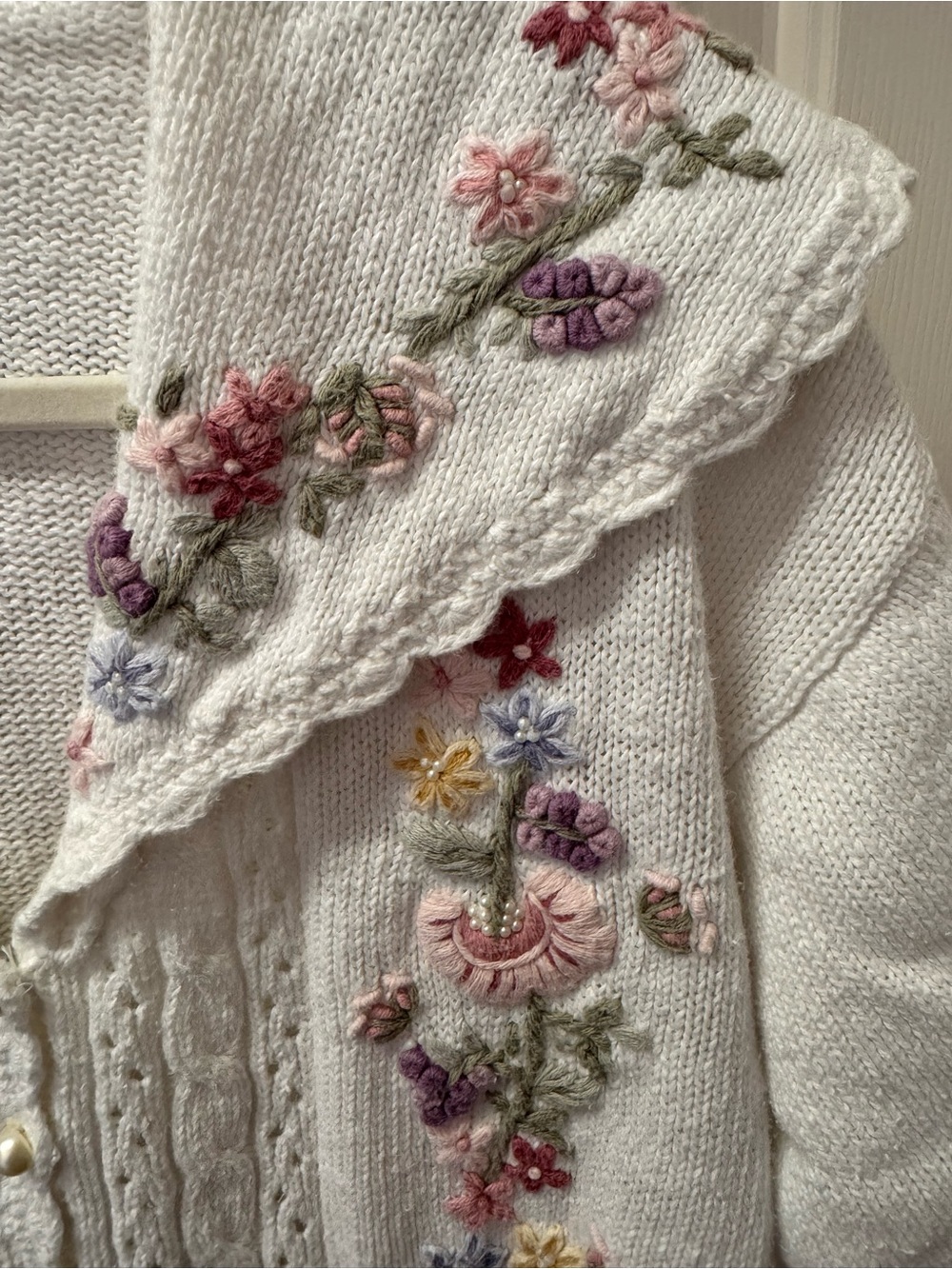 Vintage Cottagecore floral embroidered sweater top with pearl buttons size large - Picture 2 of 5